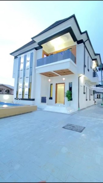 5 bedroom fully detached house with pool.